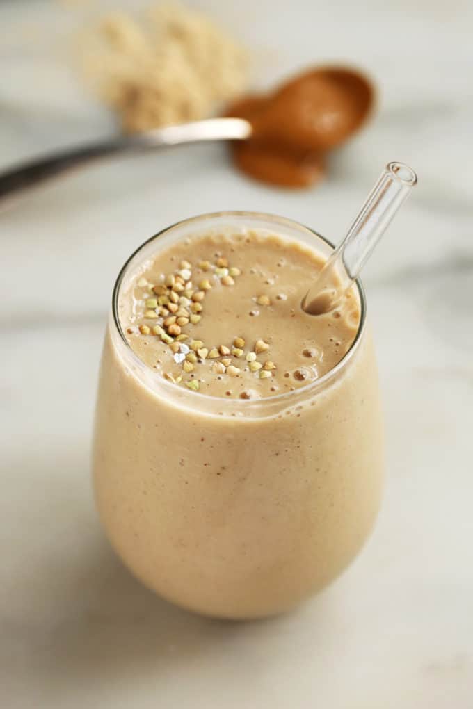 Peanut Butter & Vanilla Maca Smoothie | An energizing plant-based smoothie that tastes like a peanut butter shake!