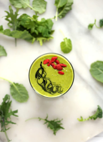 Glowing Green Mango + Kale Smoothie | A refreshing way to start the day with a dose of veggies!