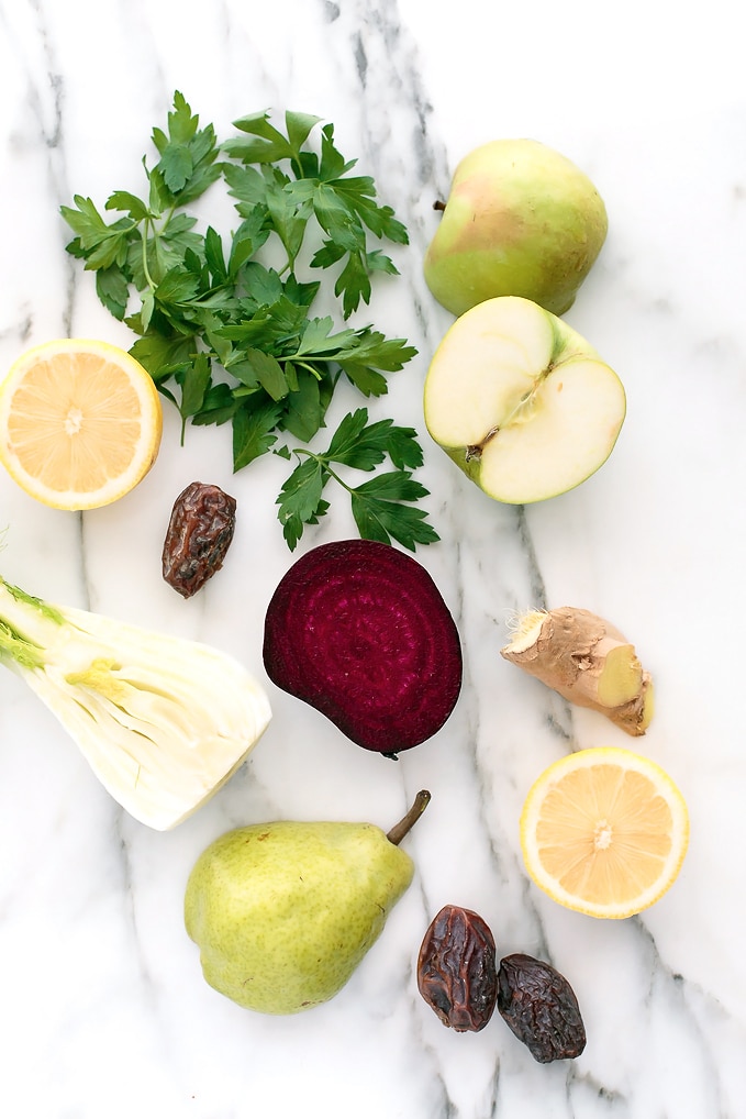 Beet-the-Heat Pink Detox Smoothie | This plant-powered smoothie is packed to the brim with detoxifying goodness + ultra refreshing!