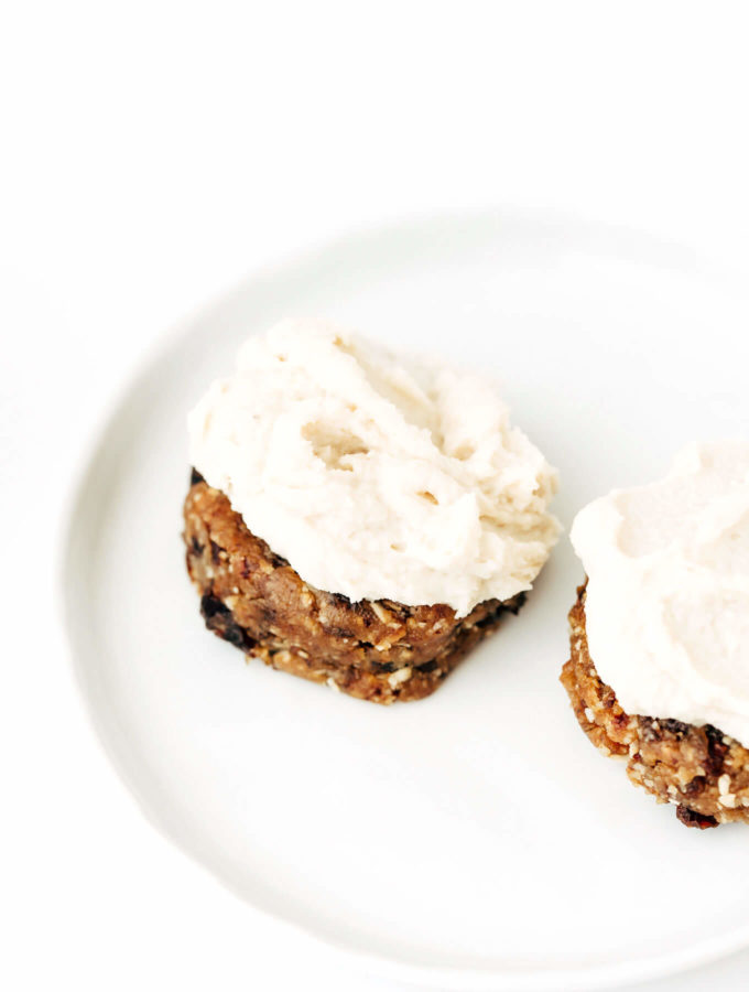 Almost Raw Vegan Oatmeal Raisin Cookies with Vanilla Cashew Buttercream