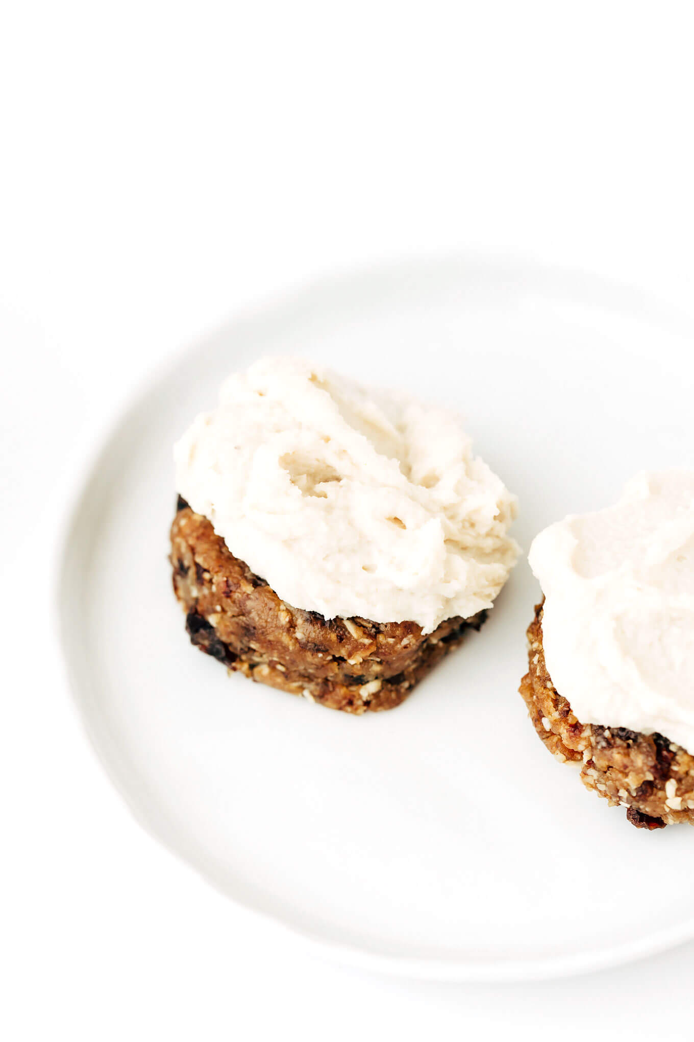 Almost Raw Vegan Oatmeal Raisin Cookies with Vanilla Cashew Buttercream