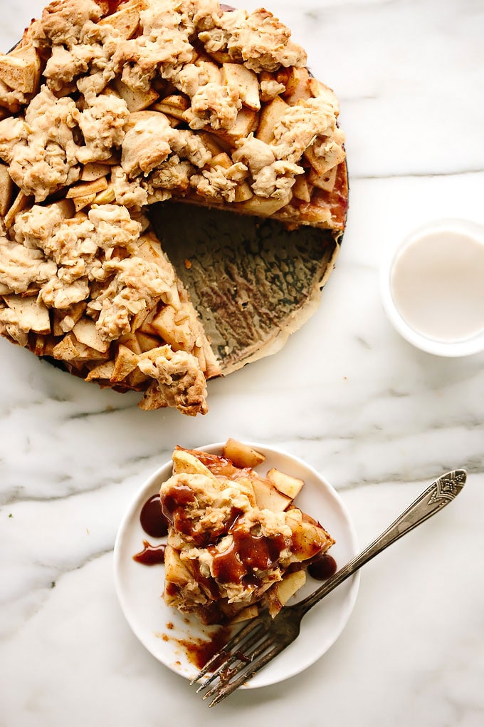 Vegan Caramel Apple Crumble Pie